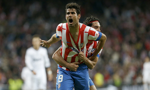 Diego Costa celebra con la grada el gol del empate en la final de Copa 2013